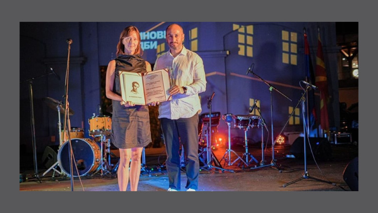 Namita Subiotto s prejetim priznanjem in župan Občine Veles, g. Marko Kolev (foto: veles.gov.mk)