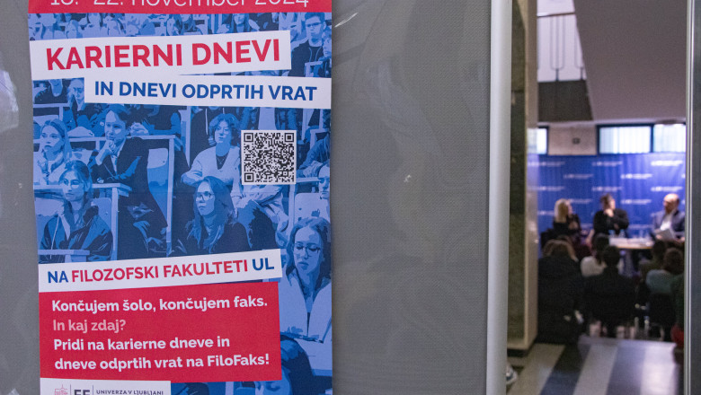 Plakat, ki vabi na Karierne dneve in dneve odprtih vrat. V ozadju pogovor z alumni Filozofske fakultete. (foto: Jelena Milohanić)